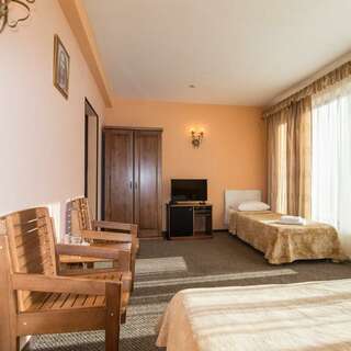 Отель Мелодия гор Красная Поляна Улучшенный 3-местный 1-комнатный (1 двуспальная и 1 односпальная кровати)-6