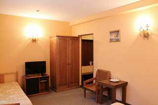 Отель Мелодия гор Красная Поляна Улучшенный трехместный номер-5