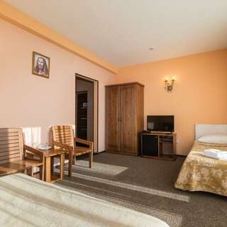 Отель Мелодия гор Красная Поляна Улучшенный 3-местный 1-комнатный (1 двуспальная и 1 односпальная кровати)-4