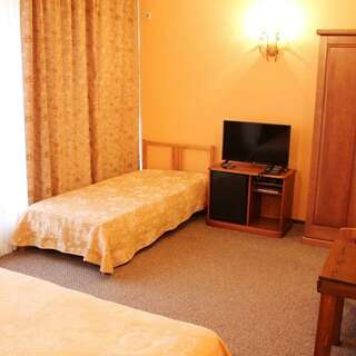 Отель Мелодия гор Красная Поляна Улучшенный 3-местный 1-комнатный (1 двуспальная и 1 односпальная кровати)-3